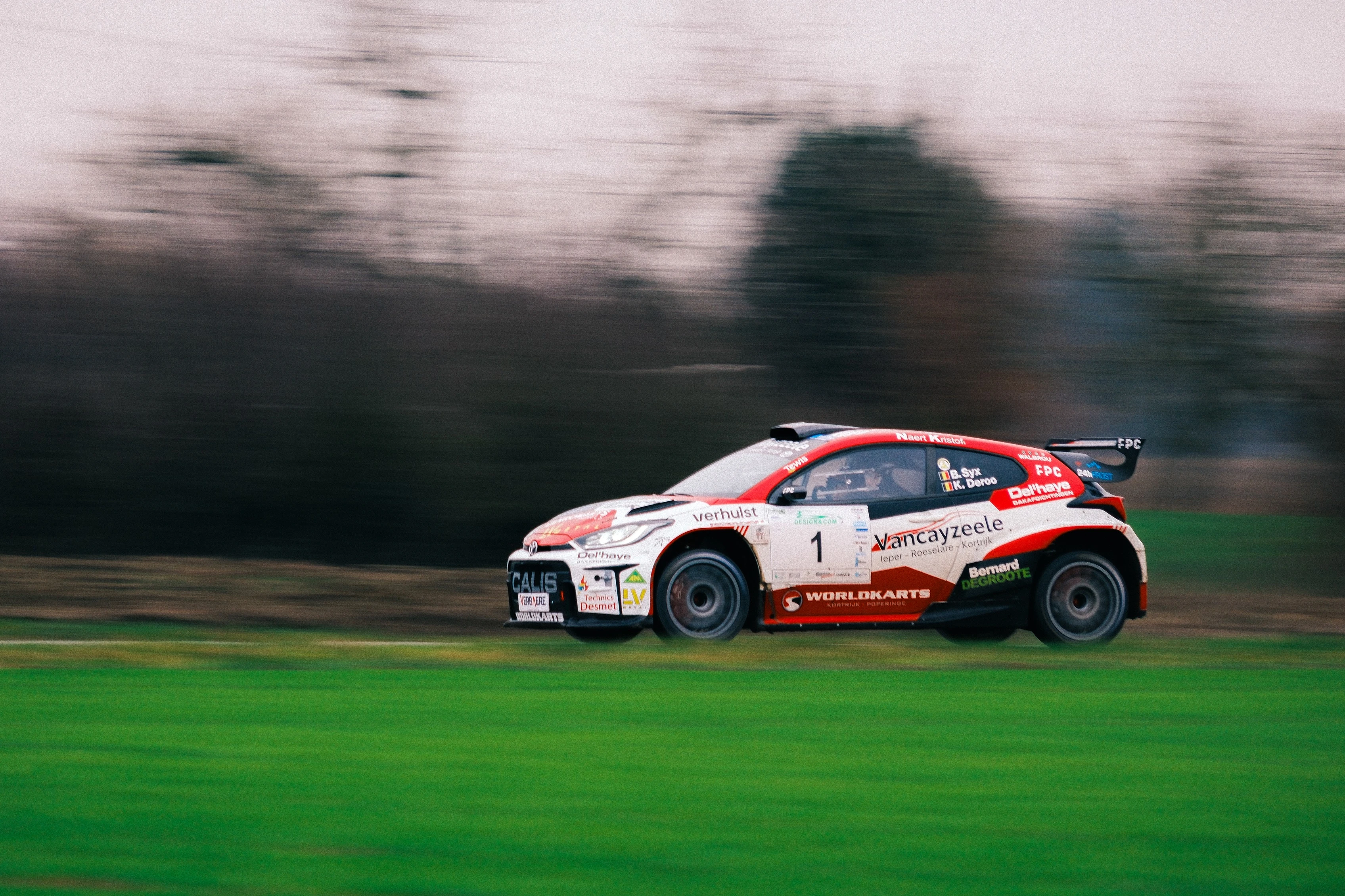 Voiture de rallye en action - Photographie sportive